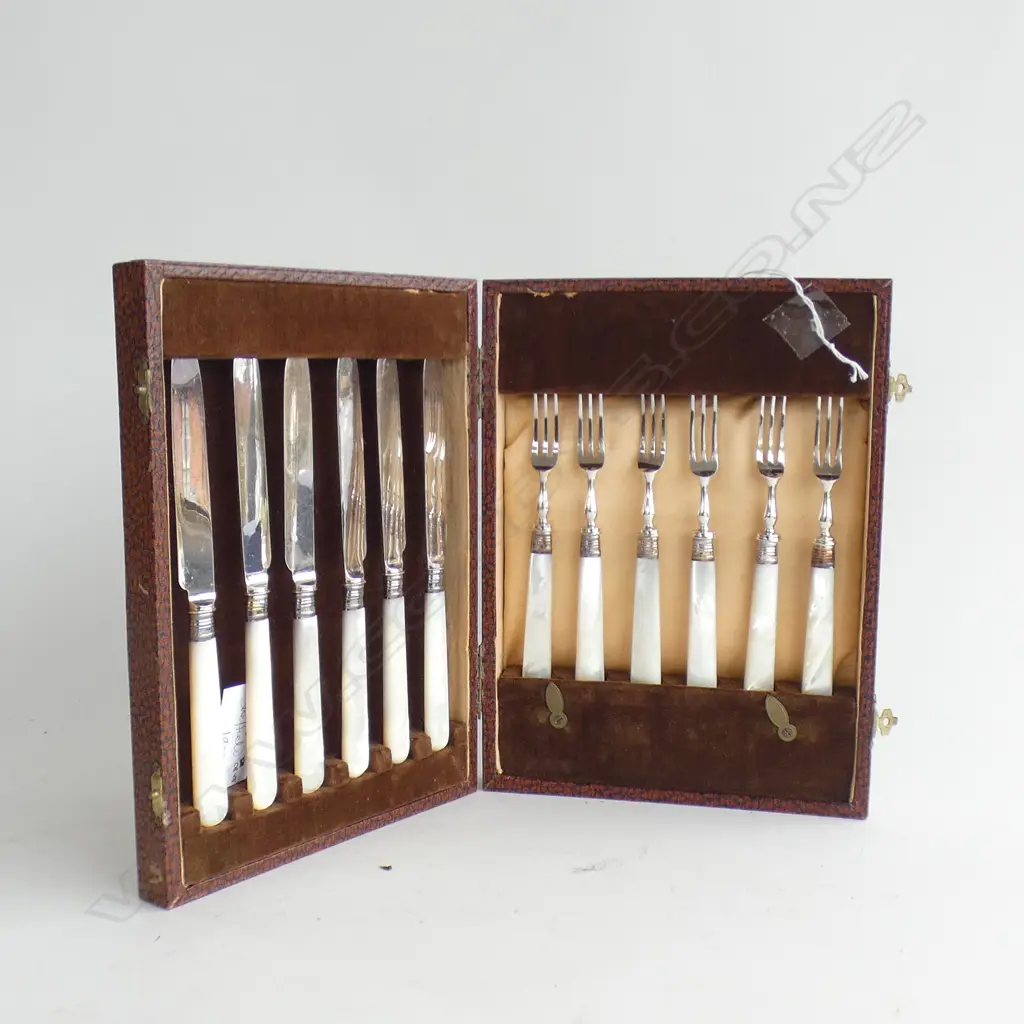 BOXED M.O.P. & SILVER PLATE DESSERT SET - SILVER COLLARS SHEFFIELD 1922 Image 1++