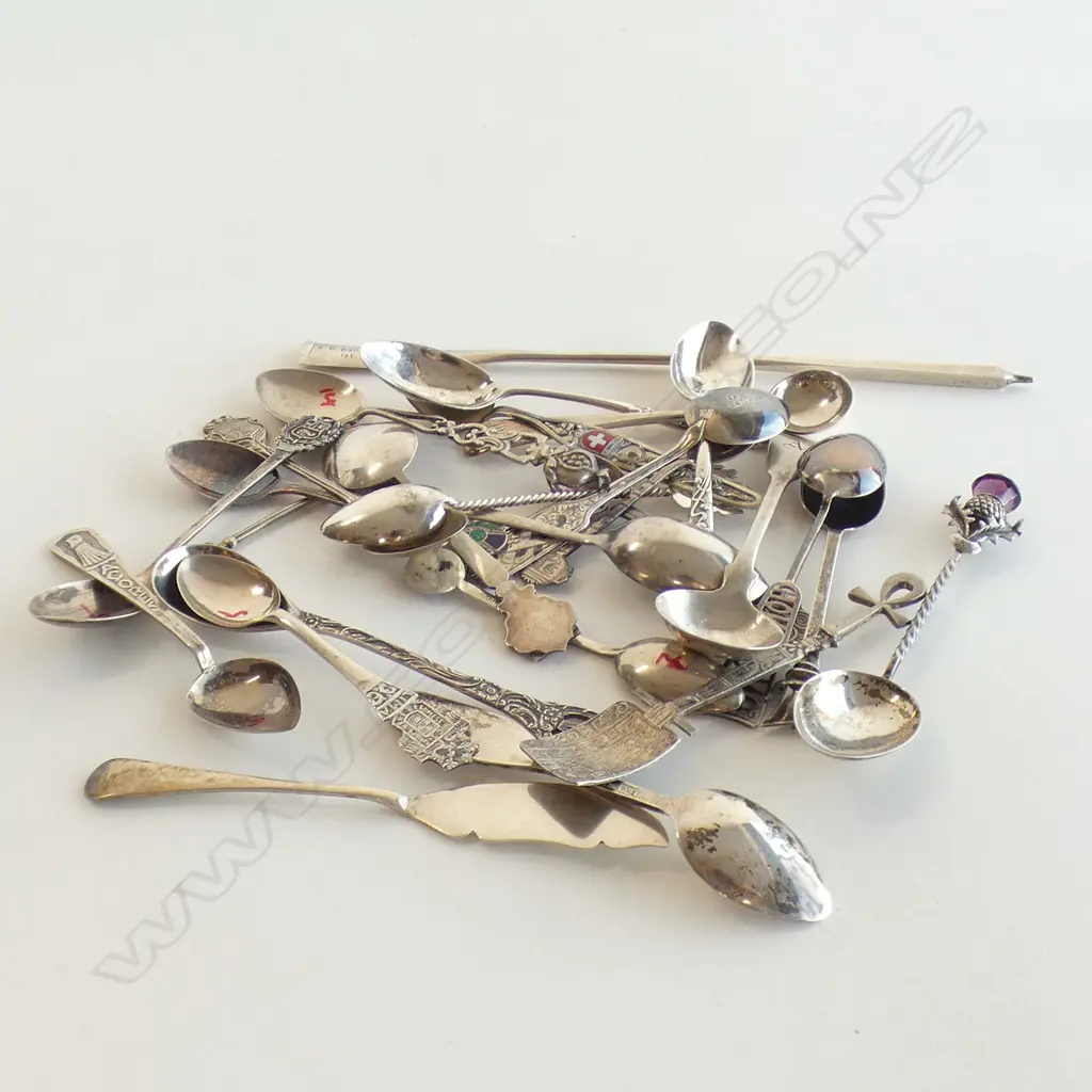 ASST. STG TEA SPOONS ETC 208 GRAMS  Image 1++