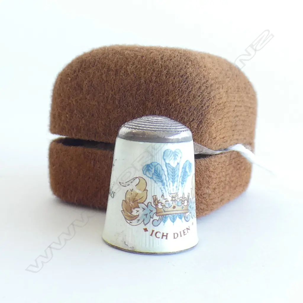 STG SILVER AND ENAMEL THIMBLE TO COMMEMORATE PRINCE WILLIAM BIRM 1982  Image 1++
