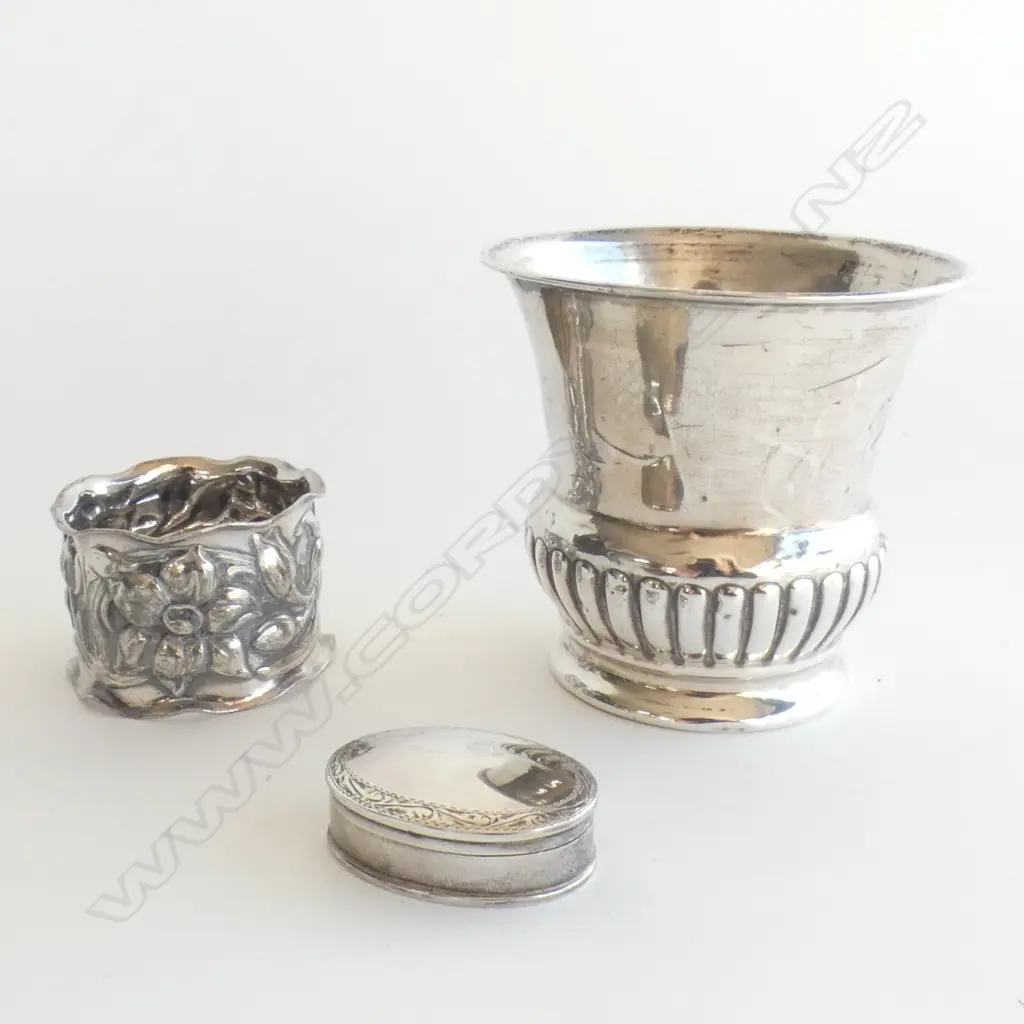 925 SILVER PILL BOX & SILVER PLATE VASE (H 75M) & NAPKIN RING Image 1++