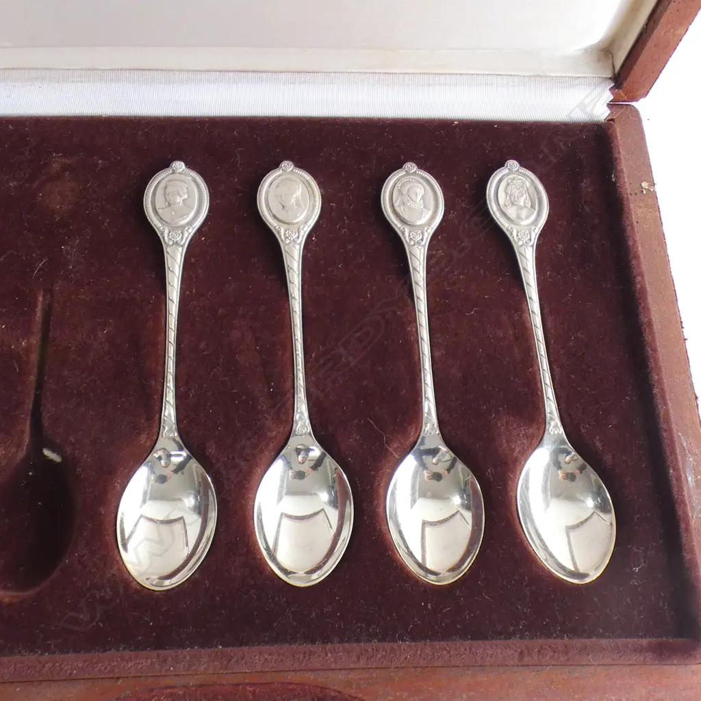 BOXED SILVER SOVEREIGN QUEENS SPOONS (2 MISSING) Image 1++
