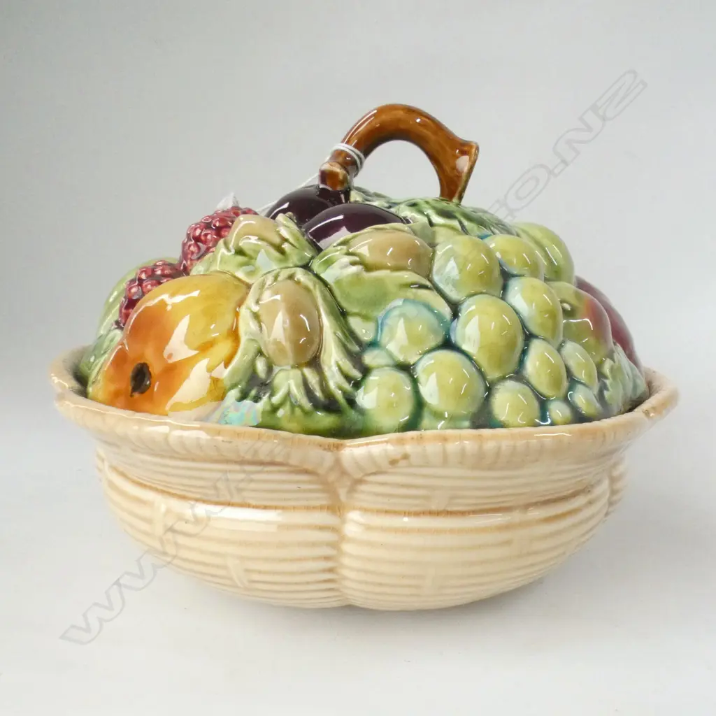 FRENCH SARREGUMINES BASKET WEAVE BOWL WITH MIXED FRUIT LID Image 1++