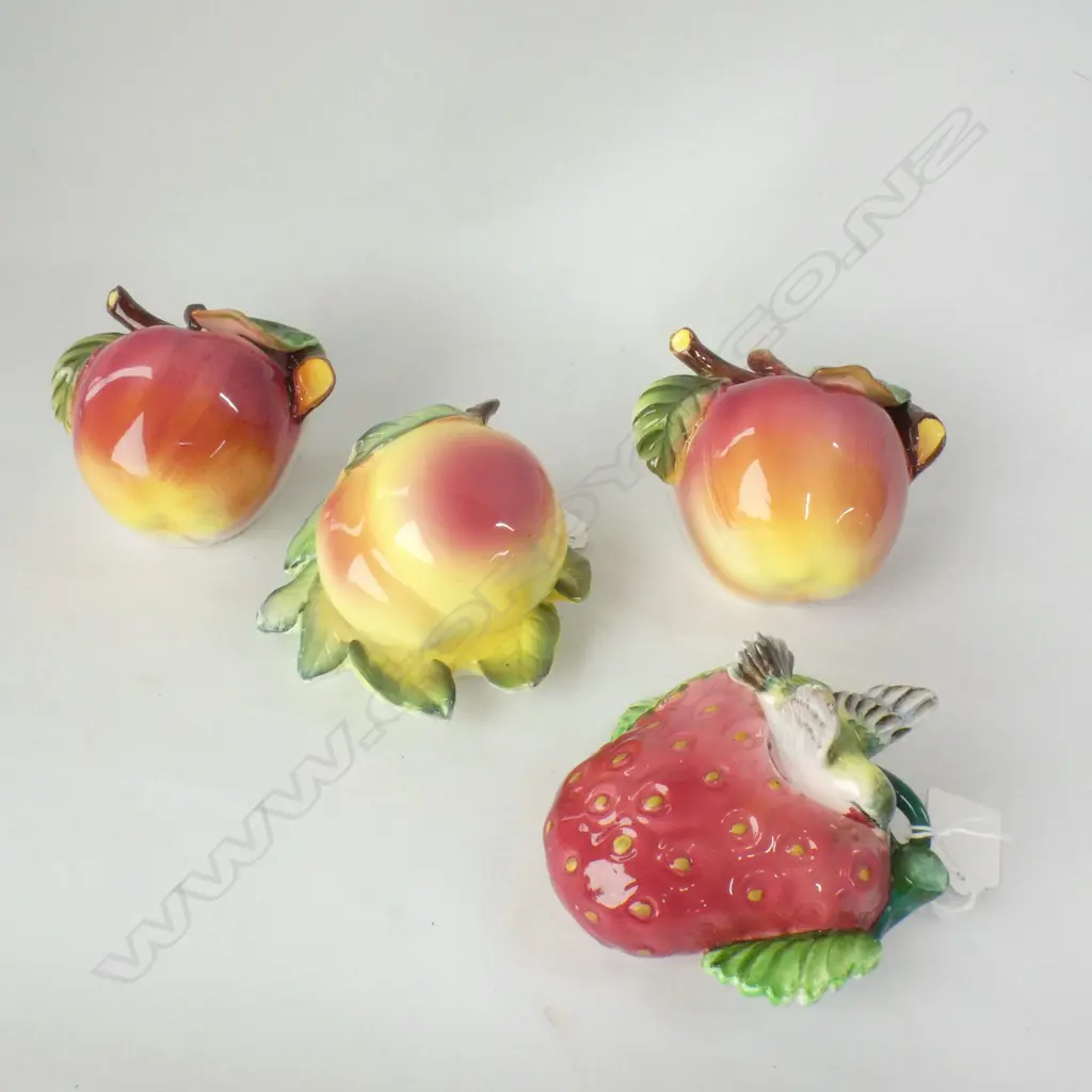 4 RETRO CERAMIC FRUIT  WALL POCKET VASES - 3 APPLES & STRAWBERRY WITH BIRD H 115MM Image 1++