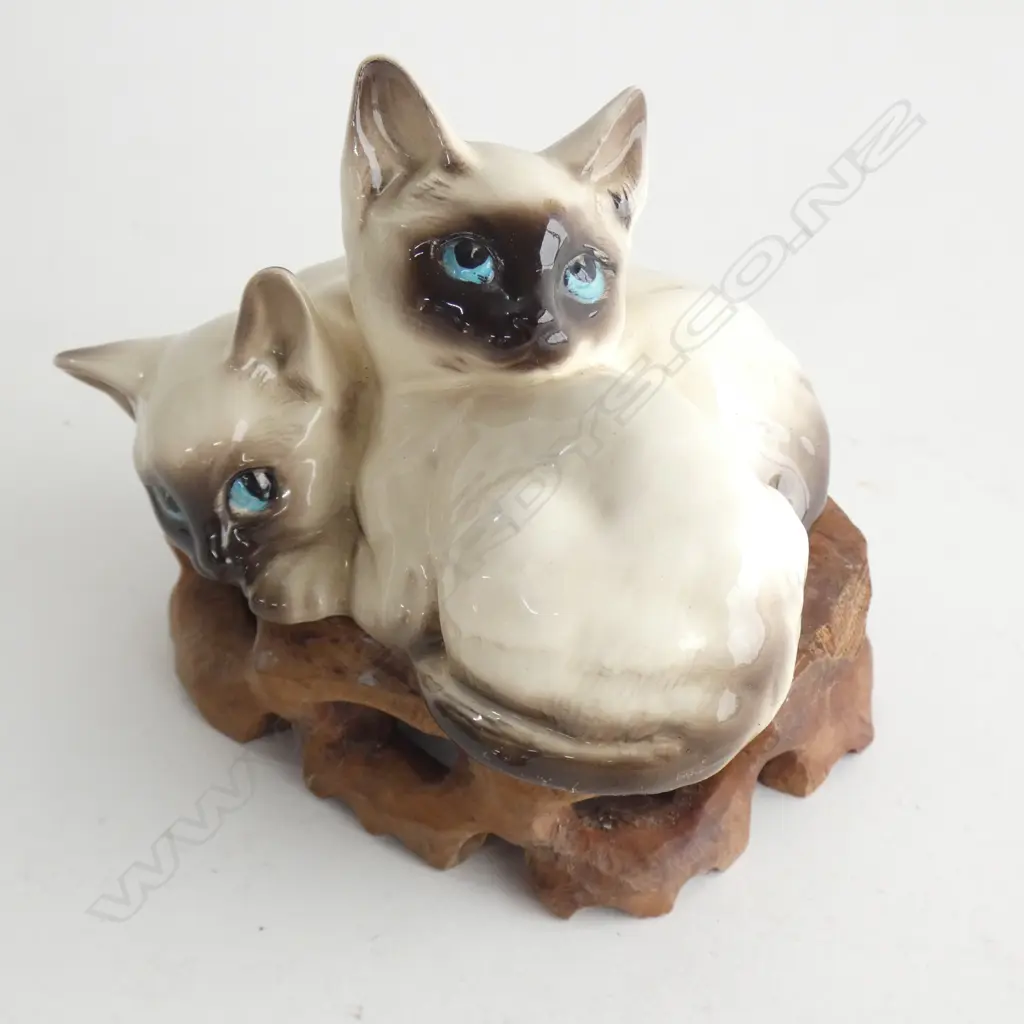 PR ROYAL DOULTON SIAMESE CATS (L 115MM) WITH WOODEN STAND Image 1++