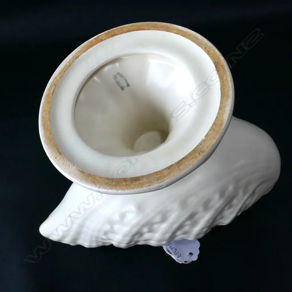 CREAM BESWICK NAUTILUS SHELL VASE, H. 170mm Image 1++