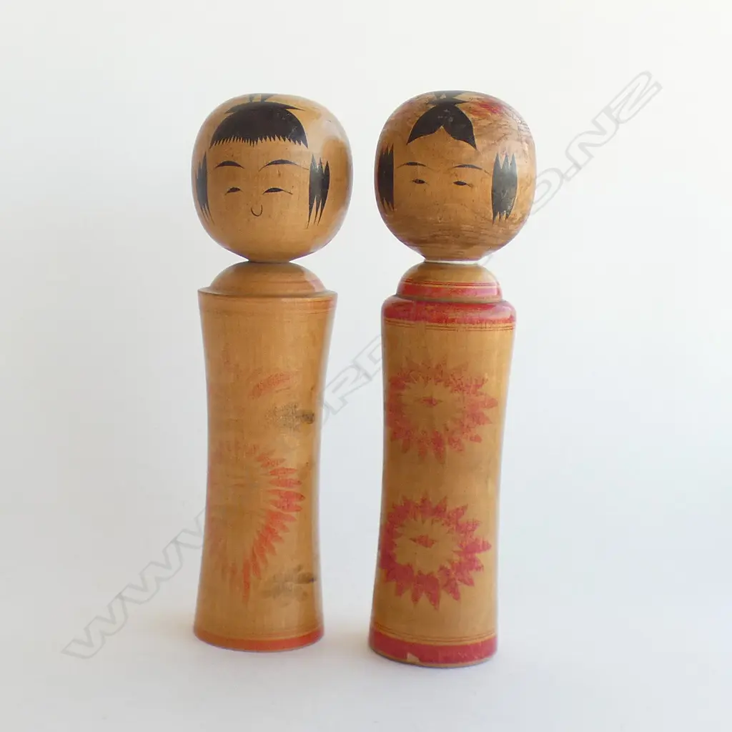 (E) PAIR OF 1950s KOKESHI DOLLS - SIGNED Image 1++