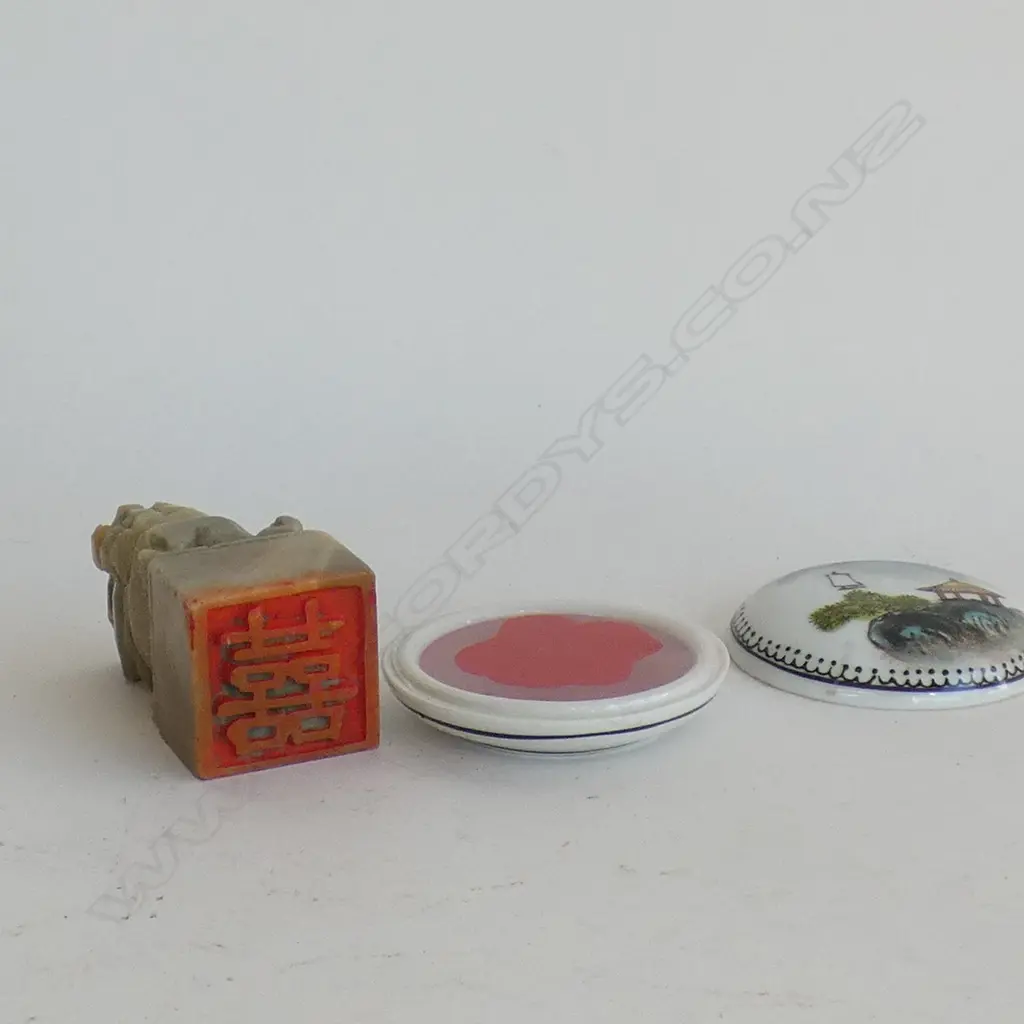 BOXED CHINESE STONE CHOP AND PORCELAIN INK POT L 120 MM Image 1++