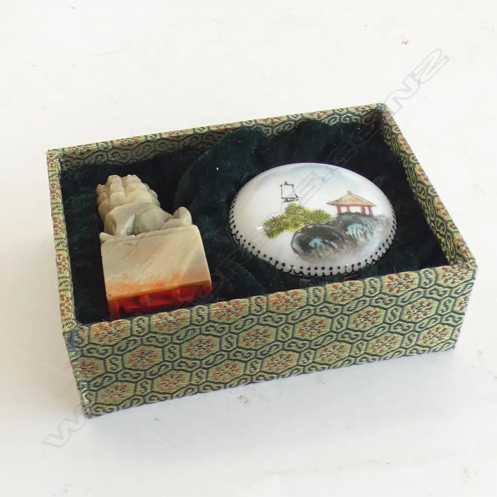 BOXED CHINESE STONE CHOP AND PORCELAIN INK POT L 120 MM Image 1++