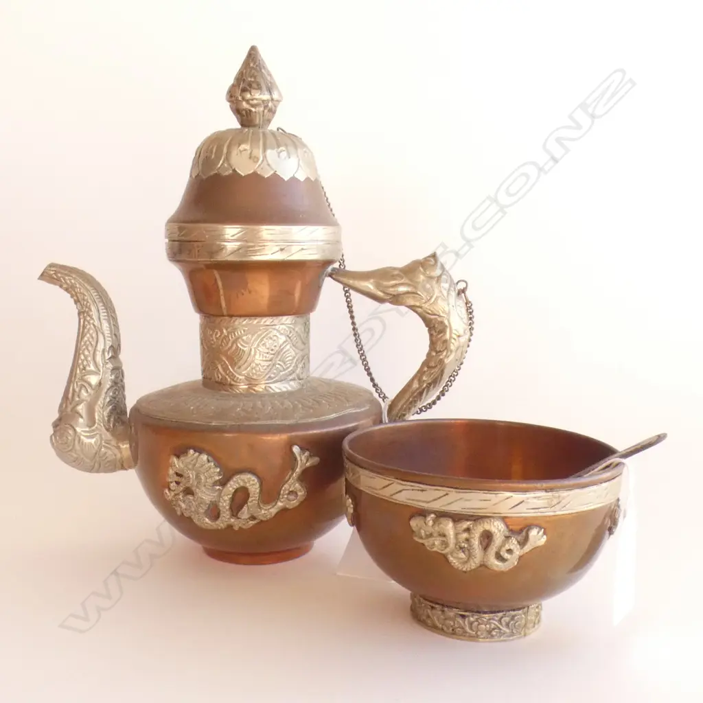 A COPPER NEPALESE COFFEE POT AND BOWL WITH SPOON H 220 MM Image 1++