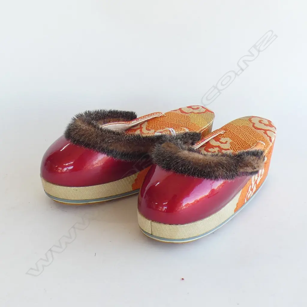 (L) PAIR OF UNUSUAL JAPANESE SHOES Image 1++