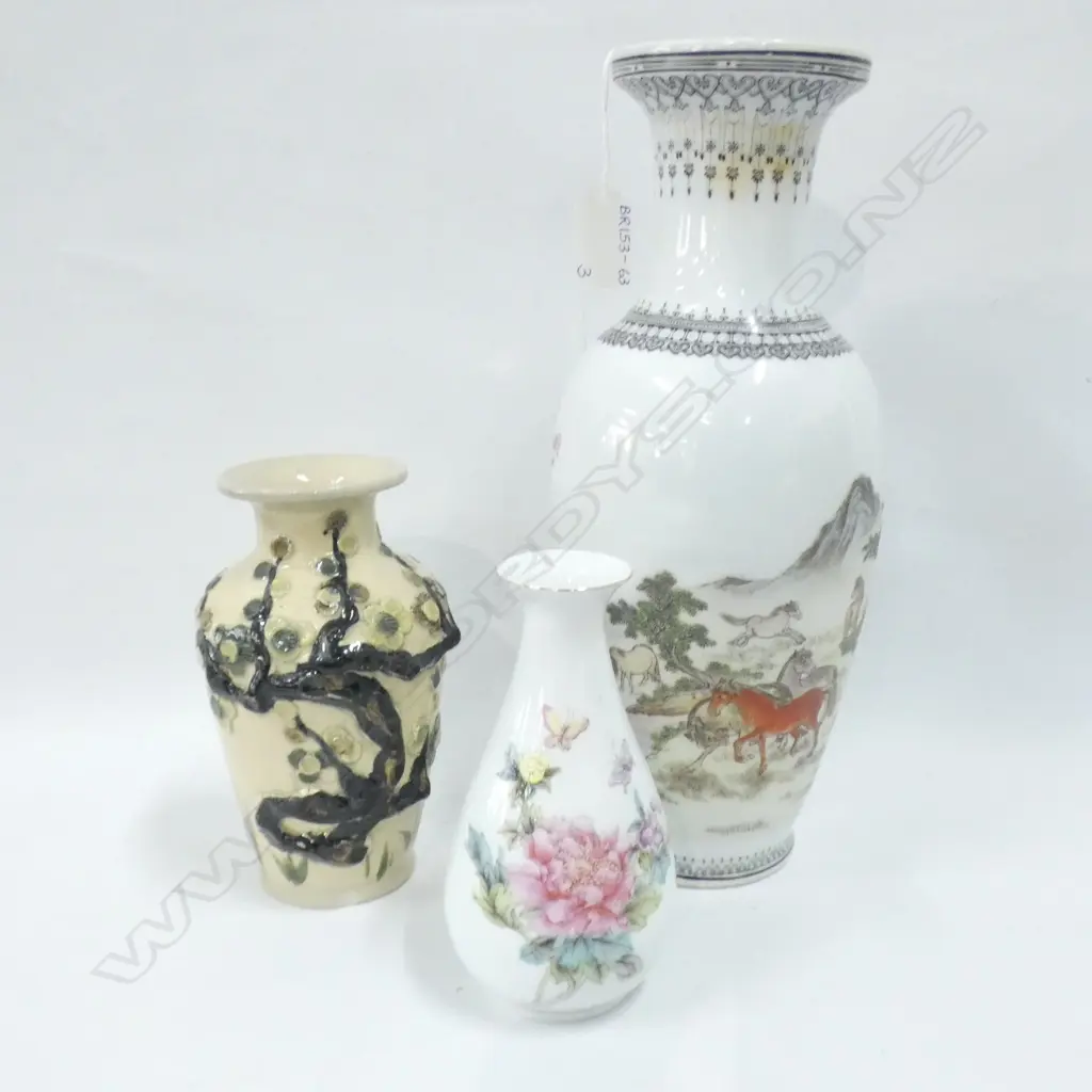 3 ASST ORIENTAL PORCELAIN VASES - TALLEST H 315MM Image 1++