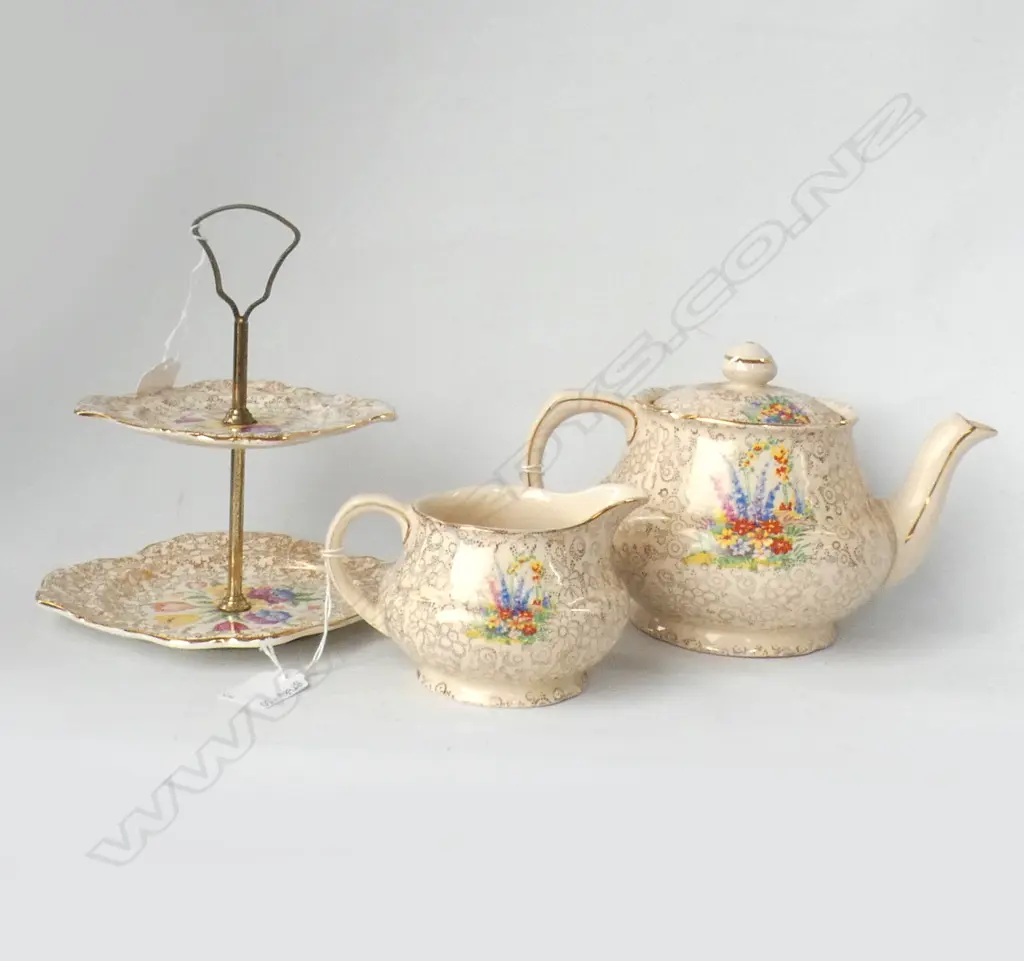 H&K TUNSTALL CRINOLINE LADY TEAPOT & JUG + SM 2 TIER CAKE STAND  Image 1++