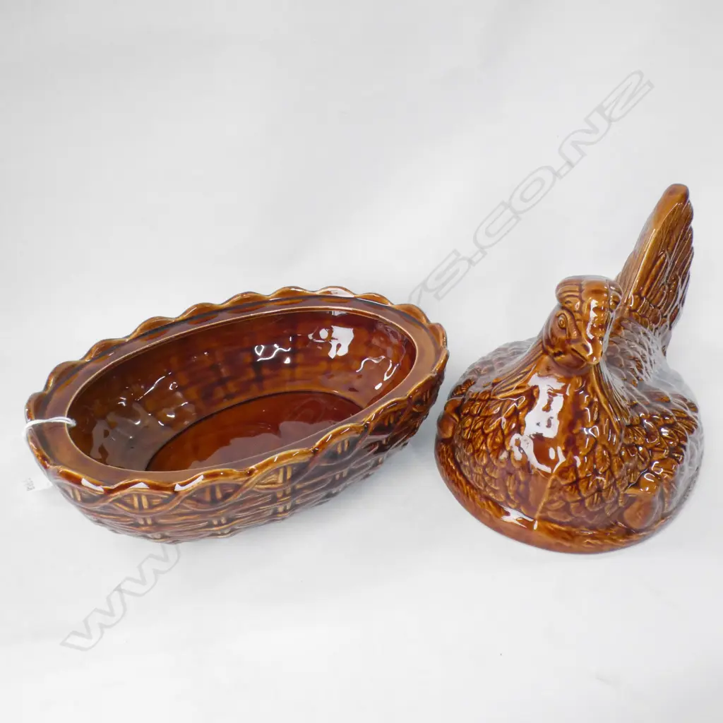 PORTMEIRION OVEN TO TABLE BROWN CHICKEN ON NEST CASSEROLE DISH L 235MM Image 1++