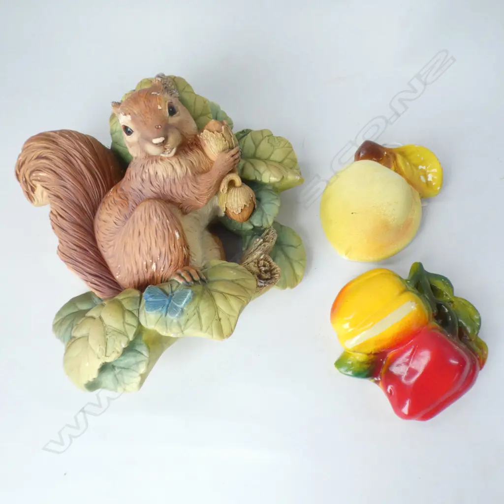 BOSSONS SQUIRREL (H 195MM) + 2 SM WALL PLAQUES PEACH & CAPSICUMS (H97MM) ... Image 1++
