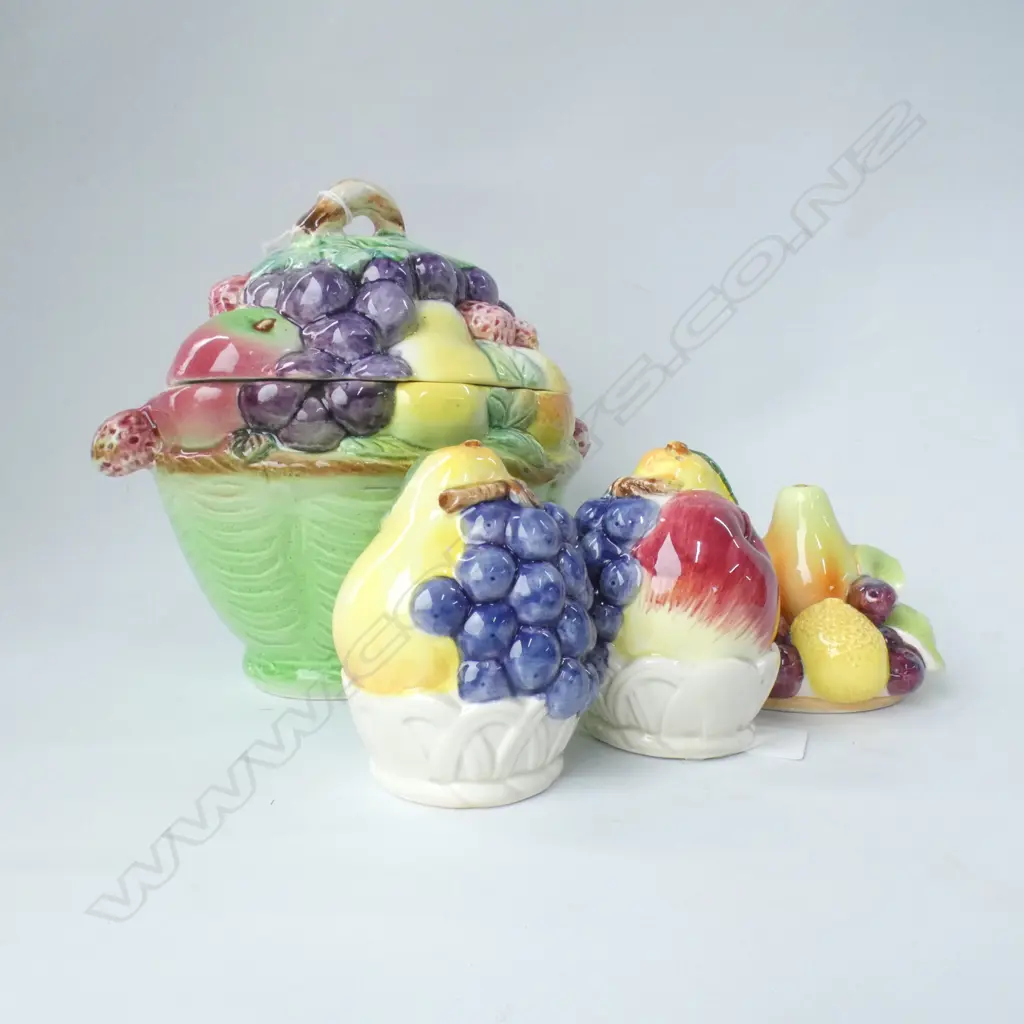 RETRO OTAGIRI CERAMIC FRUIT S&P SHAKERS, SM TUREEN (L190MM) + 1 OTHER Image 1++