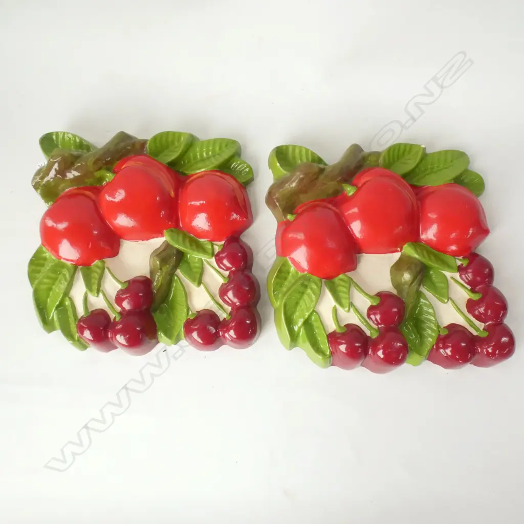 PR RETRO CHALK WALL PLAQUES - PLUMS & CHERRIES H 235MM Image 1++