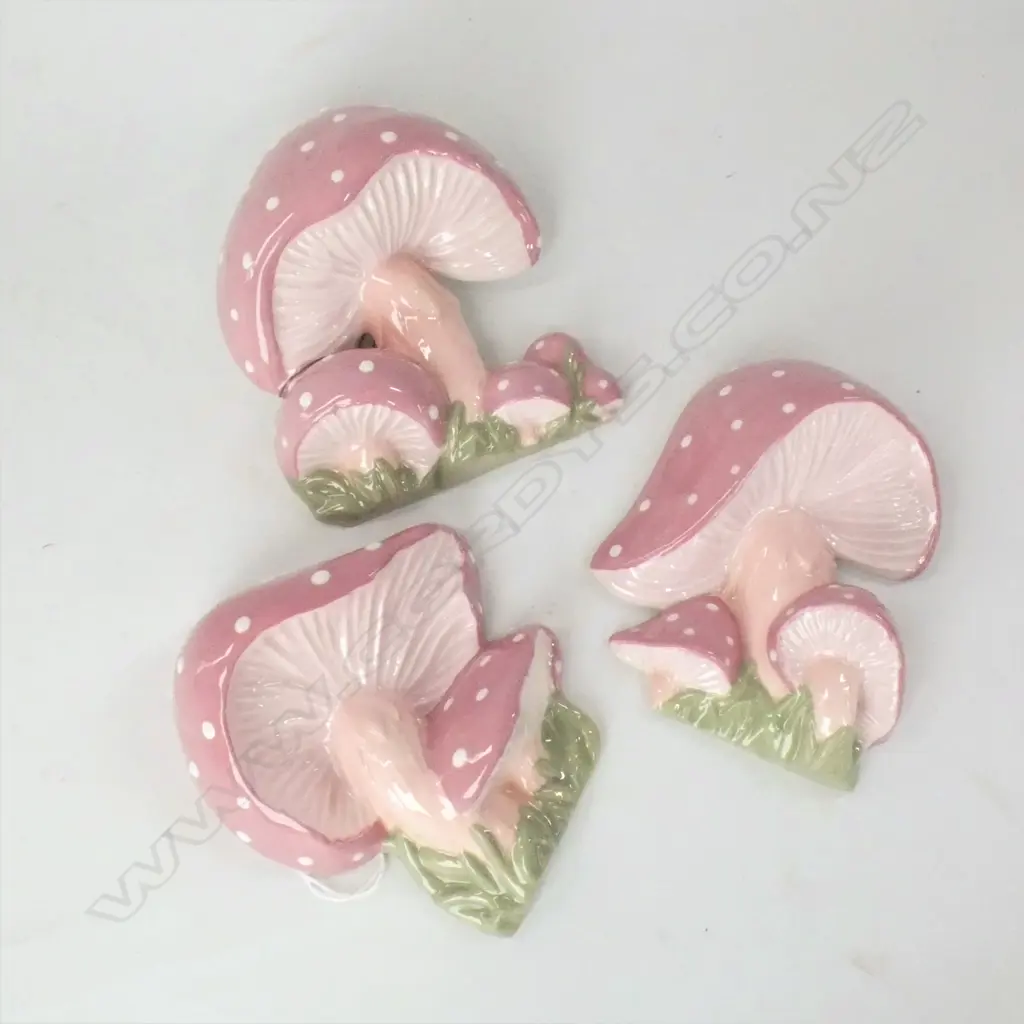 3 VINTAGE PINK MUSHROOM WALL PLAQUES H 117MM Image 1++