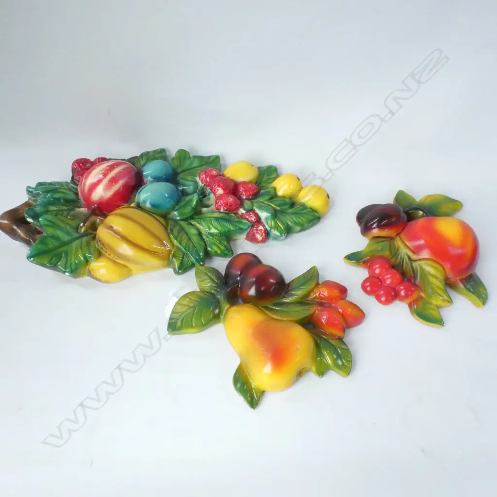 3 RETRO MIXED FRUIT WALL PLAQUES 2 X 175MM & LG 345MM)  Image 1++