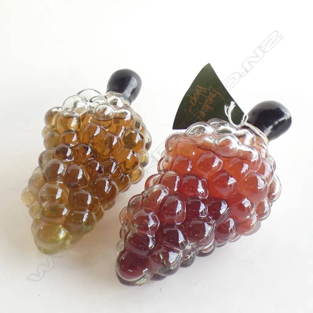 PR GLASS BUNCH OF GRAPE BOTTLES WITH CORKS L 180MM Image 1++