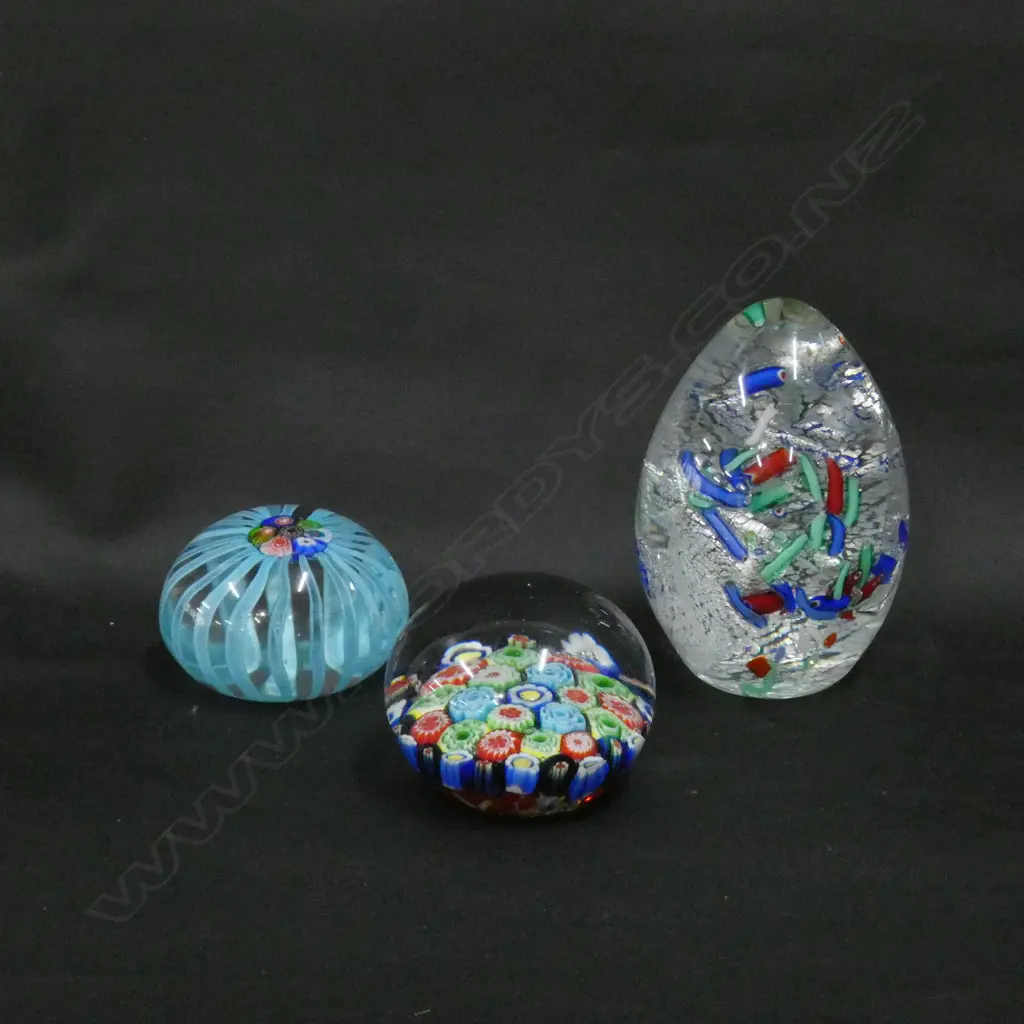 3 ART GLASS PAPERWEIGHTS Image 1++
