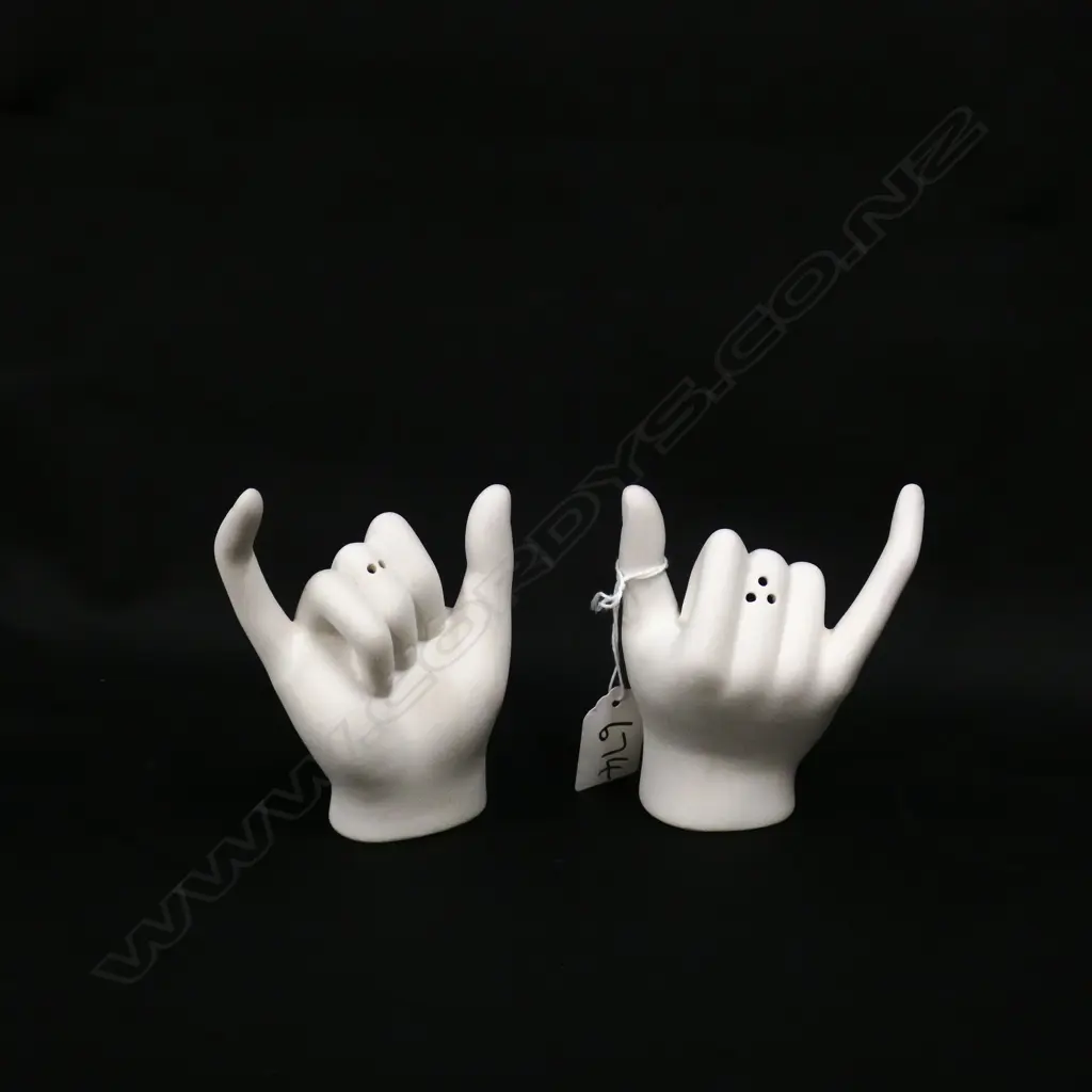 QUIRKY SALT AND PEPPER SET SHAPED AS HANDS & 2 JONATHAN ADLER SMALL 'MUSE' BOWLS Image 1++