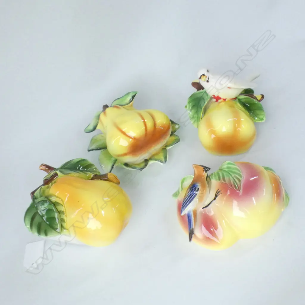 4 RETRO CERAMIC FRUIT WALL POCKET VASES; 3 PEARS (1 WITH BIRD H 125MM) & PEACHES WITH BIRD  Image 1++