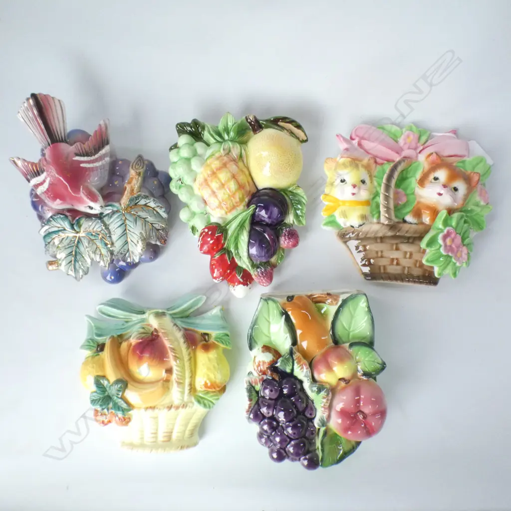 5 RETRO CERAMIC PCS; - 2 FRUIT POCKET VASES (H 175MM) + 3 WALL PLAQUES; INCL CATS IN BASKET(JAPAN) & BIRD(H 170MM) Image 1++