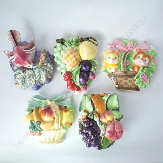 5 RETRO CERAMIC PCS; - 2 FRUIT POCKET VASES (H 175MM) + 3 WALL PLAQUES; INCL CATS IN BASKET(JAPAN) & BIRD(H 170MM)