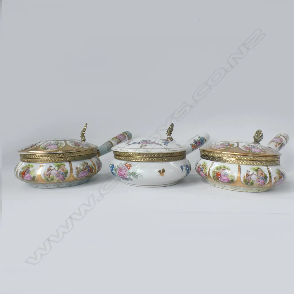3 VICTORIAN STYLE PORCELAIN BRASS HINGED SAUCE POTS W LONG HANDLES - 2 DESIGNS. 1 LID HINGE IS A/F DIA 145MM Image 1++