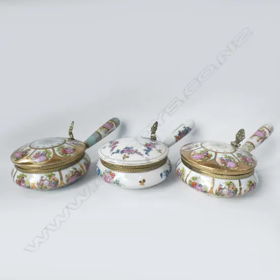 3 VICTORIAN STYLE PORCELAIN BRASS HINGED SAUCE POTS W LONG HANDLES - 2 DESIGNS. 1 LID HINGE IS A/F DIA 145MM