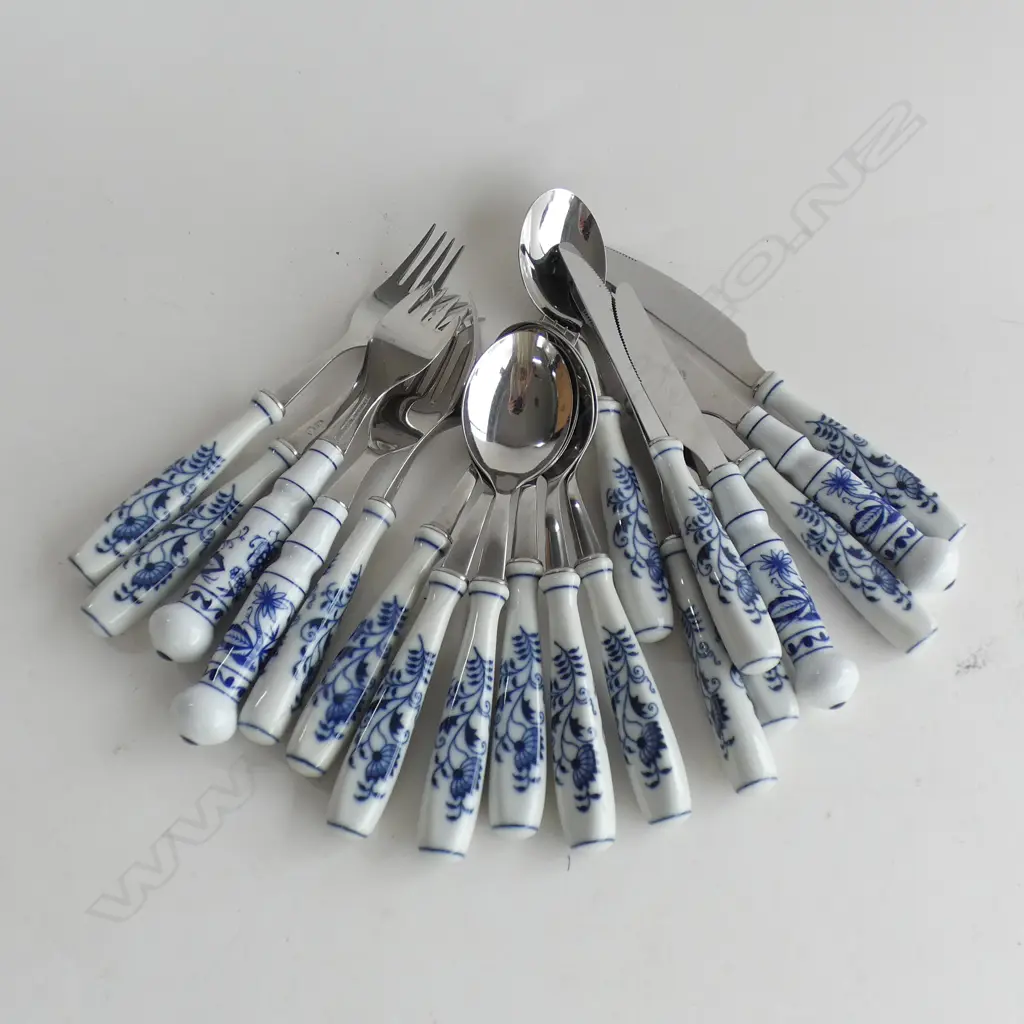 BLUE ONION PATTERN PORCELAIN HANDLE 18PC CUTLERY SET; 6 EACH KNIVES, FORKS & DESSERT SPOONS (2 STYLES OF HANDLES) Image 1++