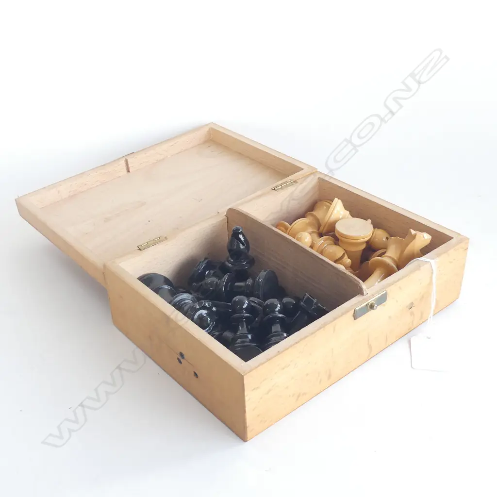 VINTAGE CARVED & STAINED WOODEN CHESS SET Image 1++