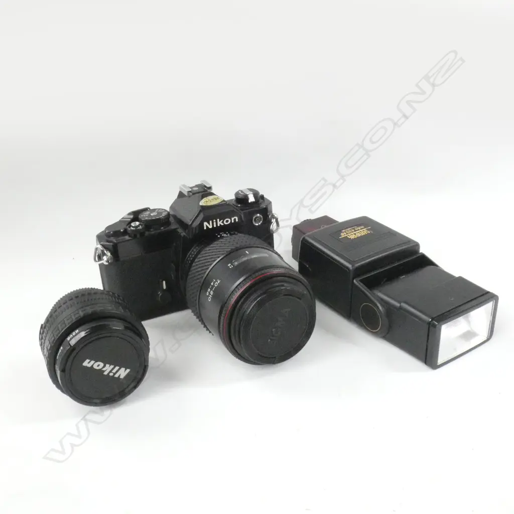 VINTAGE NIKON FM CAMERA; 35MM LENS, TAKINA AUTO FOCUS, FLASH, LIGHT METER BAG & FILM Image 1++