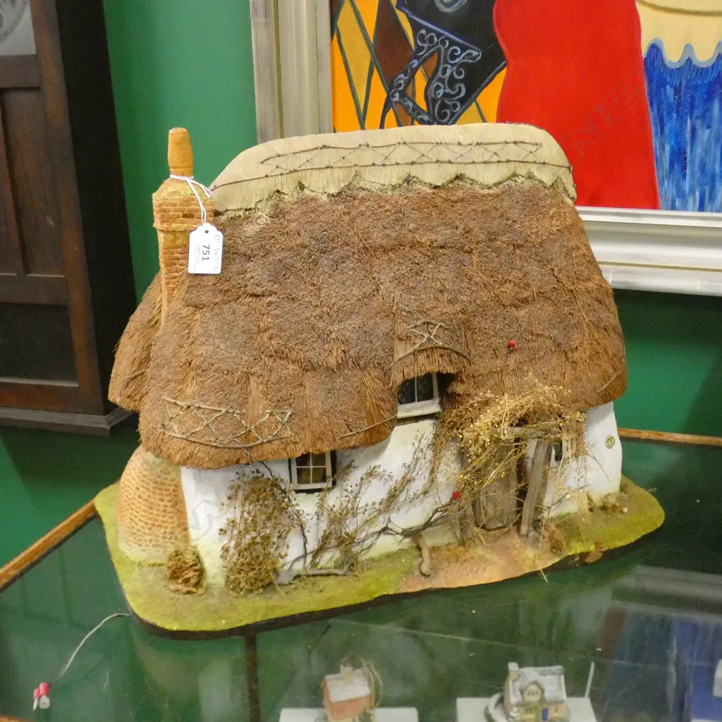 LG LILLIPUT LANE STYLE THATCHED COTTAGE - OPENS AT BACK H 380 L 460MM Image 1++