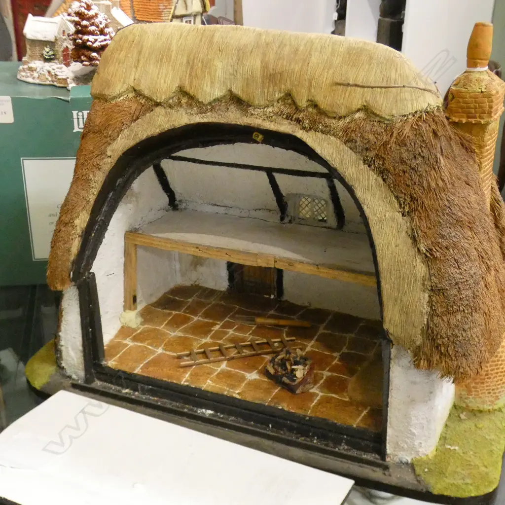 LG LILLIPUT LANE STYLE THATCHED COTTAGE - OPENS AT BACK H 380 L 460MM Image 1++