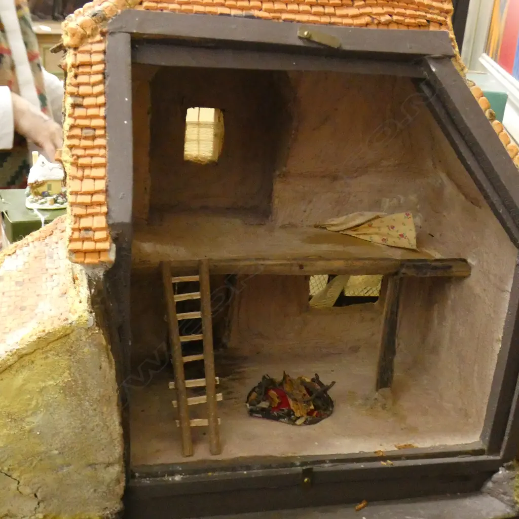 LG LILLIPUT LANE STYLE THATCHED COTTAGE 'CHEQUERS HALL - ON STAND W LIGHTS & TRANSFORMER H 385 L 420MM Image 1++