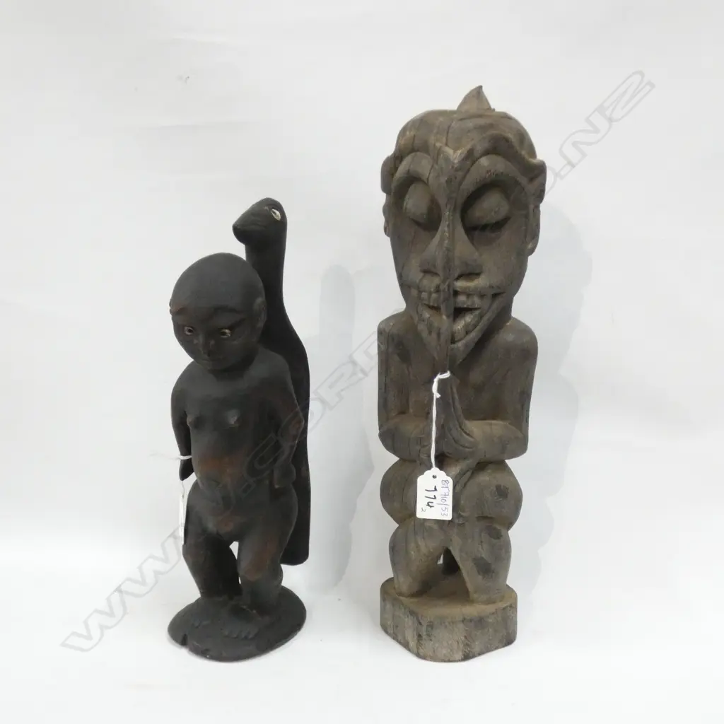 2 MELANESIAN CARVED WOODEN FIGURES w. ANIMALS CLIMBING UP BACK H.405mm Image 1++