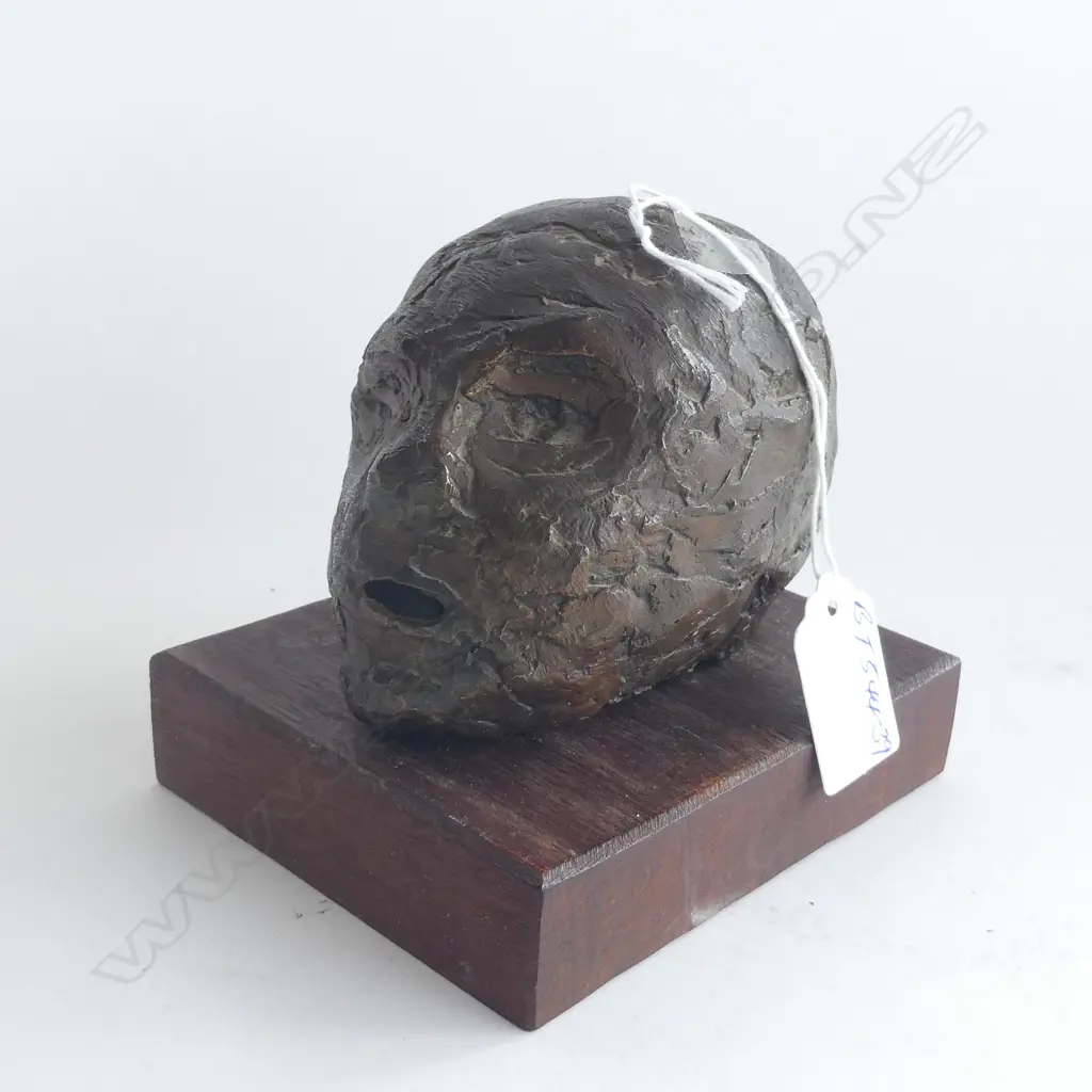 VINTAGE BRONZE NZ SCULPTOR HEAD H.80mm MAHOGANY BASE Image 1++