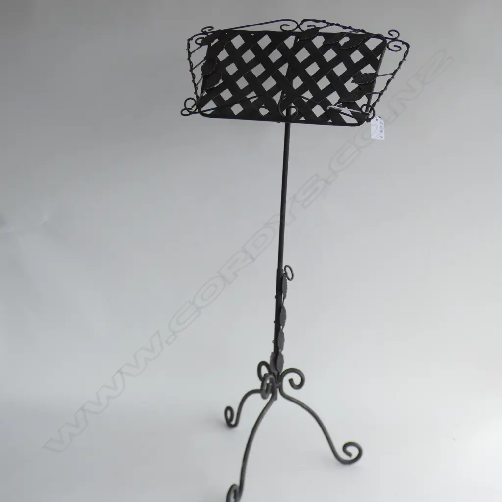 FANCY STEEL MUSIC/BOOK STAND TRIPOD BASE H.870mm Image 1++
