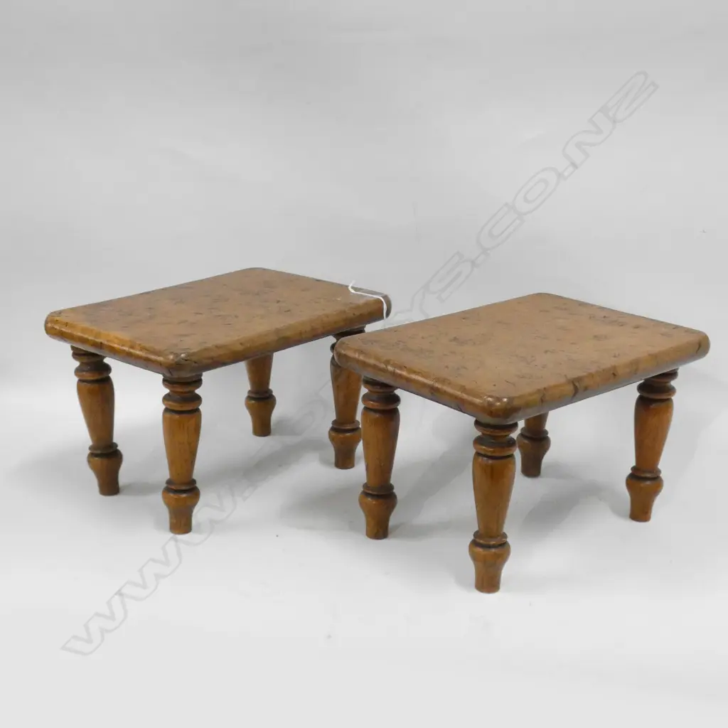 PR MINIATURE BURR WALNUT APPRENTICE TABLES 230x165x145mm Image 1++