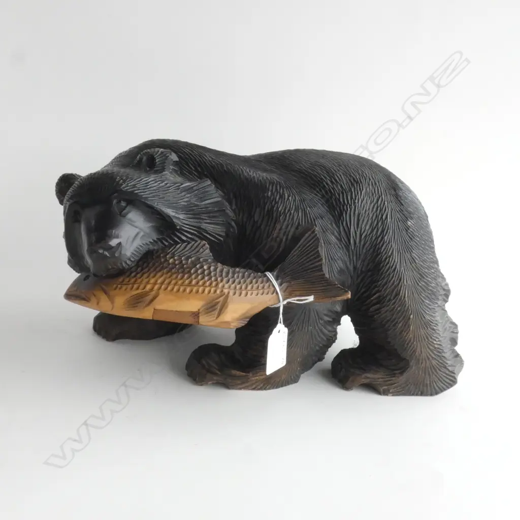 (A) CARVED WOODEN VINTAGE JAPANESE BEAR WITH SALMON 340 X 170mm Image 1++