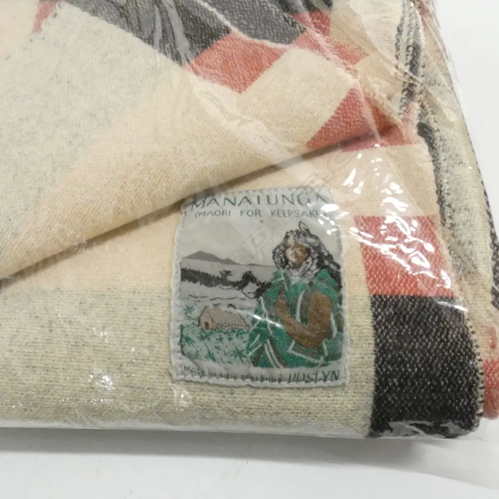 NZ ROSLYN MILLS 'MANATUNGA' BRAND  BLANKET (SMALL MARKS). Image 1++