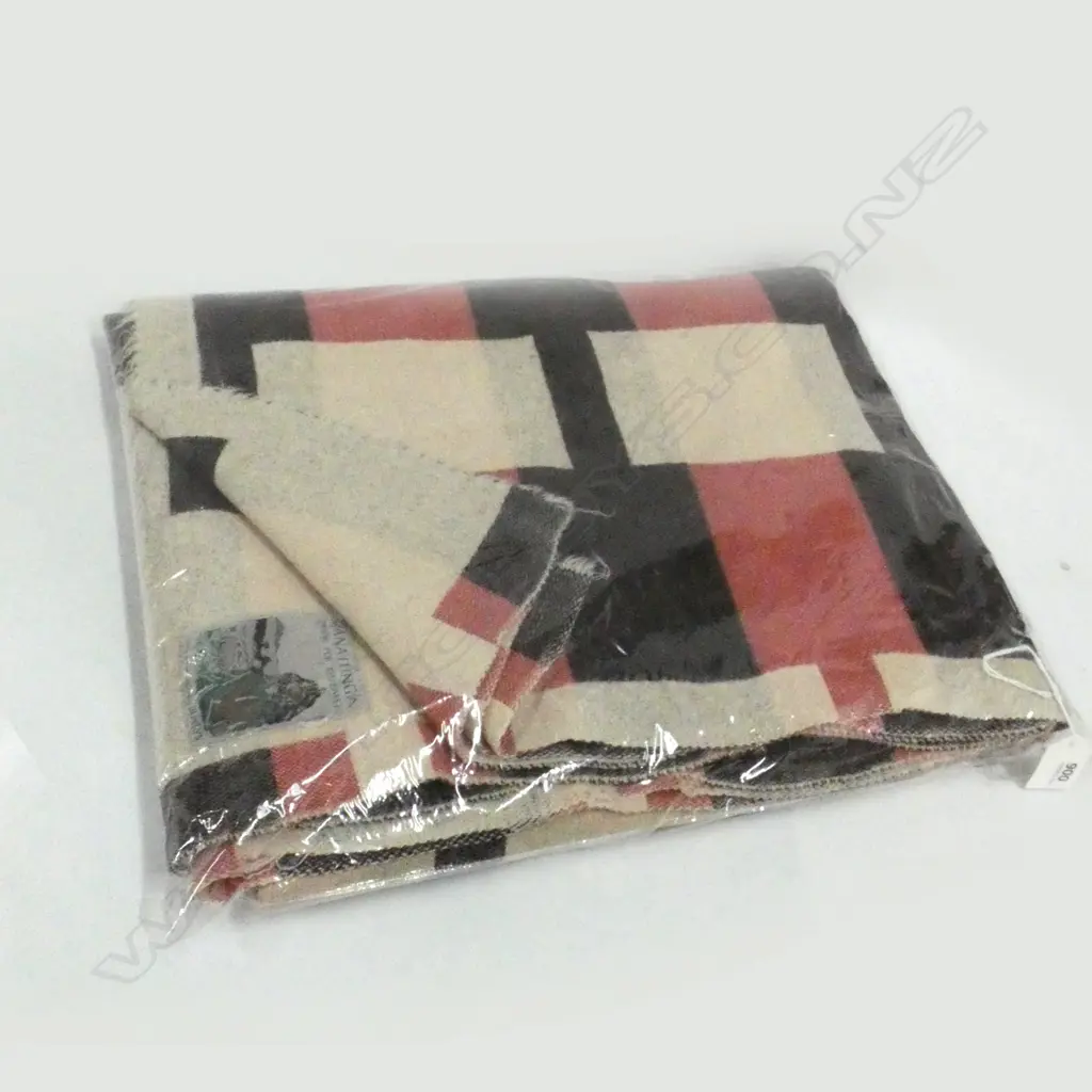 NZ ROSLYN MILLS 'MANATUNGA' BRAND  BLANKET (SMALL MARKS). Image 1++