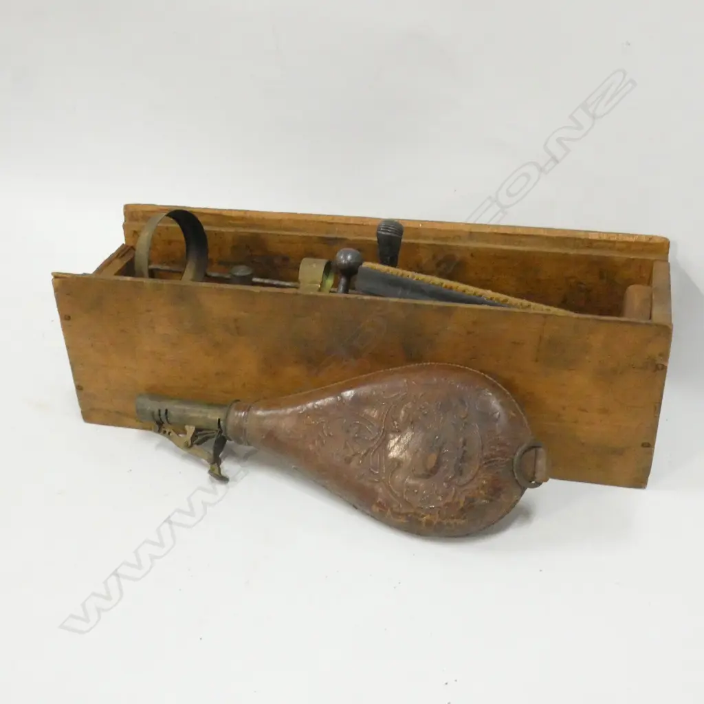 VINTAGE SHOT POWDER CANISTER + ASST TOOLS IN WOODEN BOX Image 1++