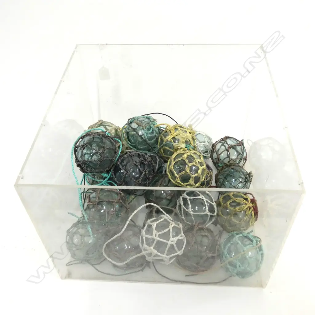 25 SMALL GLASS FISHING FLOATS WITH NETTING Image 1++