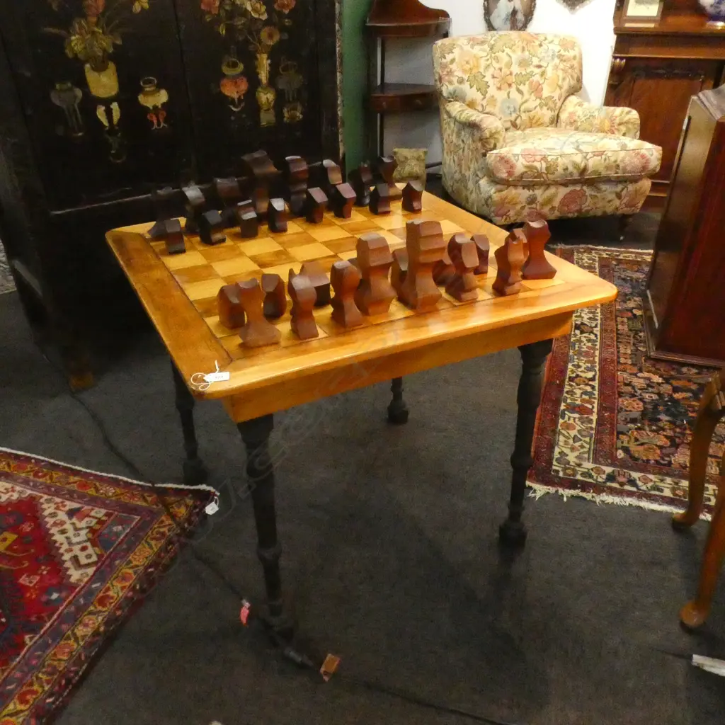 VINTAGE STYLISH ARTIST CARVED KAURI LARGE CHESS SET w. GAME TOP TABLE Image 1++
