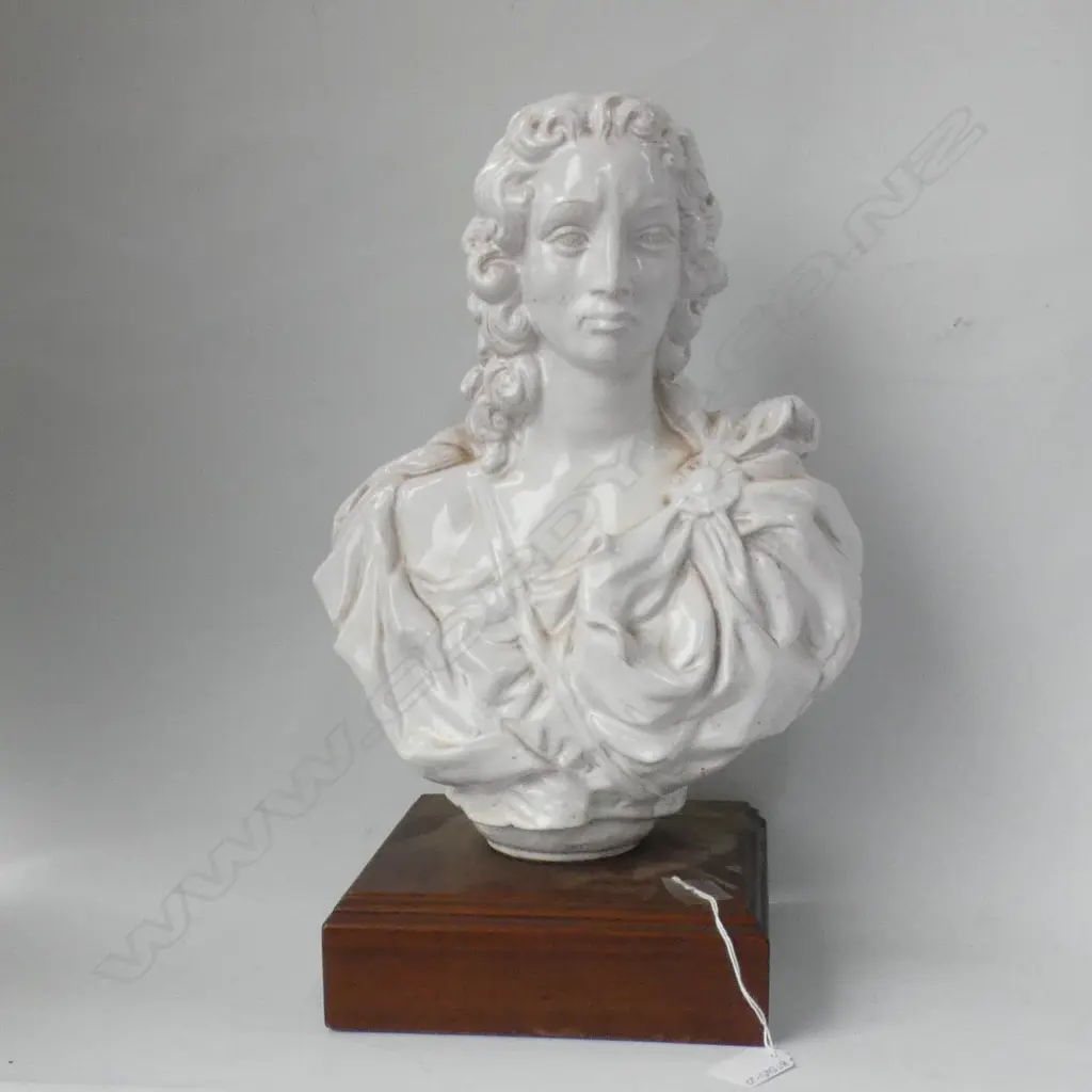 LG WHITE PAINTED CERAMIC LOUIS XVI BUST ON WOODEN STAND H 410MM Image 1++