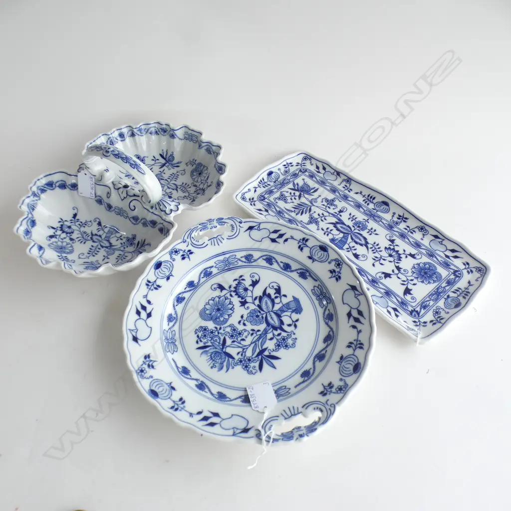 3 CZECH ZWIEBELMUSTER BLUE ONION CAKE PLATES; LONG PLATE (L325MM) ROUND PLATE (DIA275MM) & 2 SECTION DISH (L280MM) Image 1++