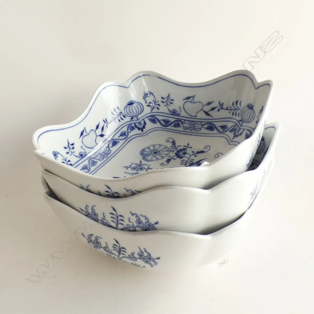 CZECH ZWIEBELMUSTER BLUE ONION;  3 SALAD OR SERVING BOWLS (DIA 210MM) Image 1++
