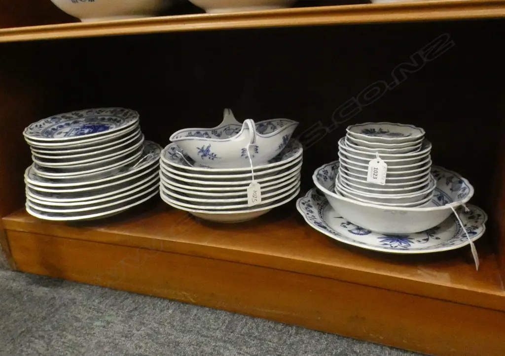CZECH ZWIEBELMUSTER BLUE ONION PART PLACE DINNER SERVICE APPROX 41PCS Image 1++